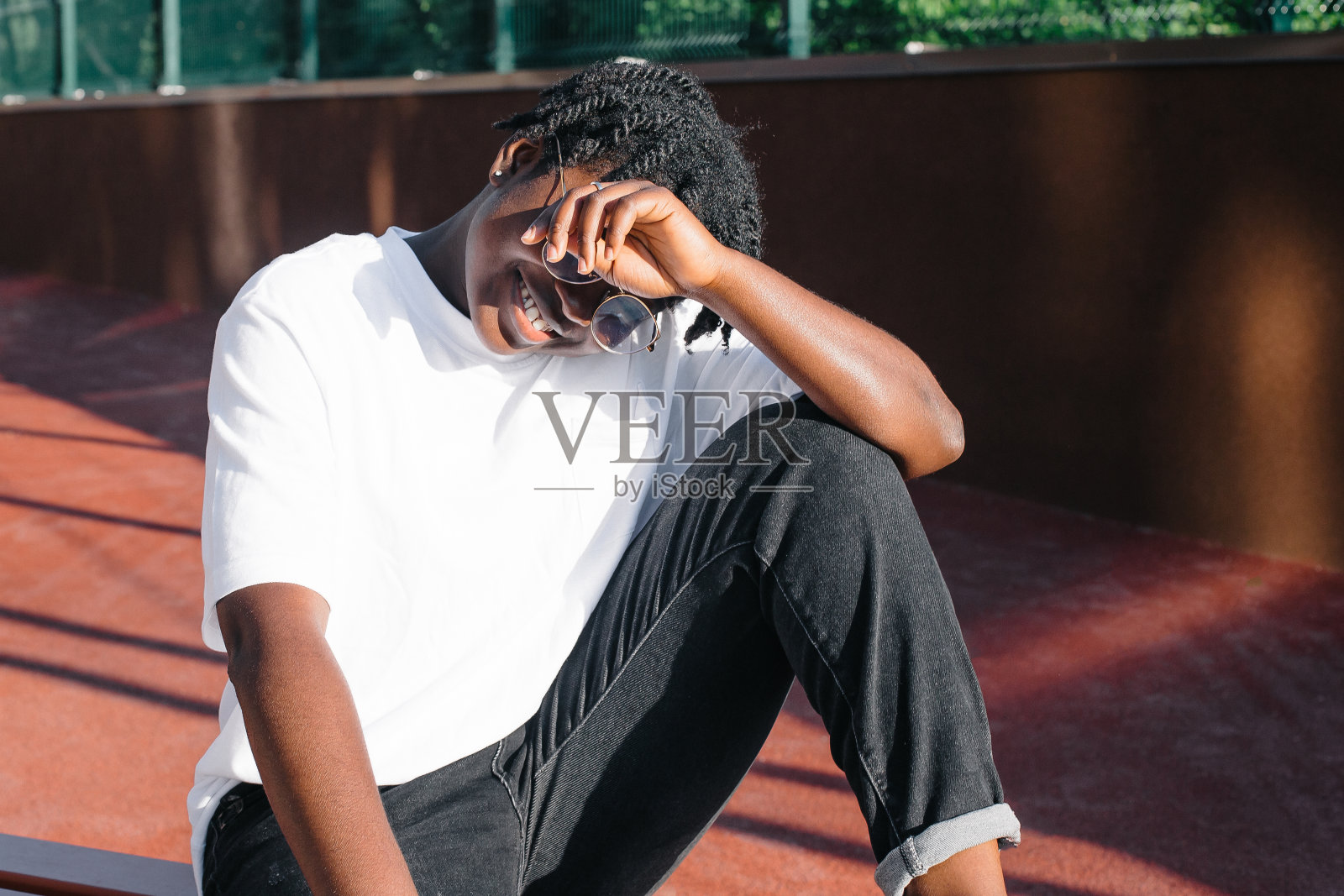 一个快乐的非裔美国妇女在夏天的街道上照片摄影图片