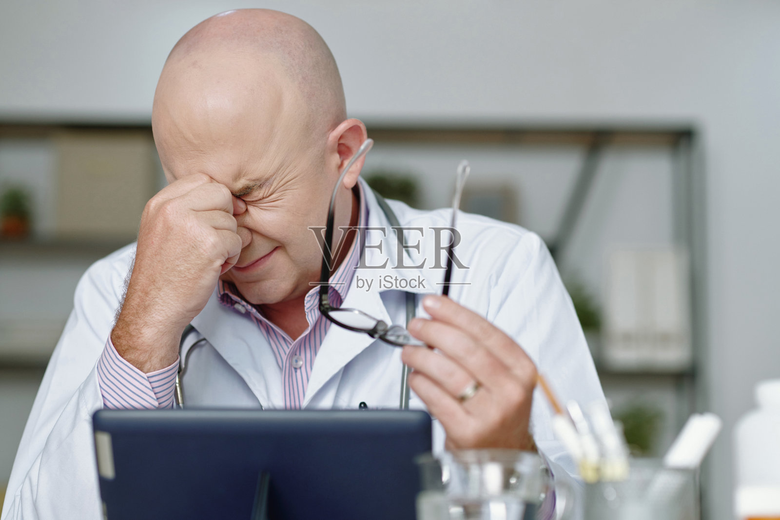 医生在平板电脑上工作照片摄影图片