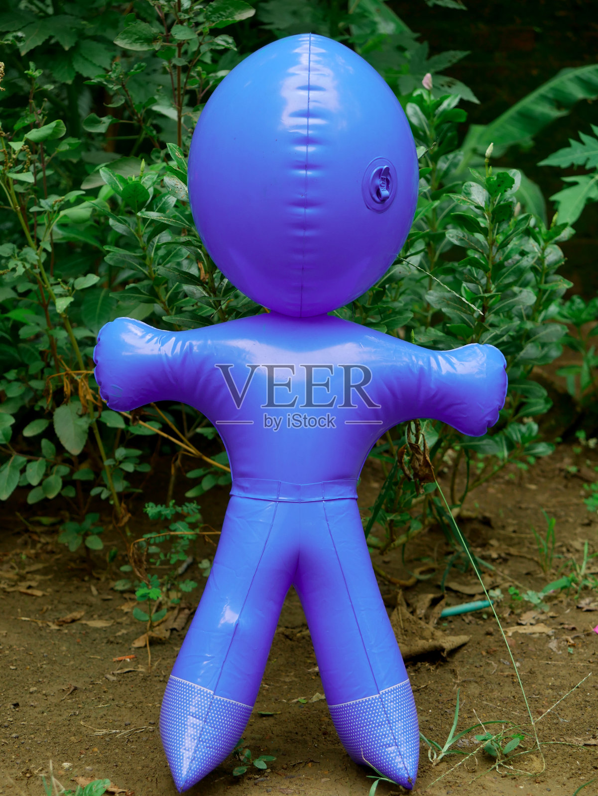 玩具气球雕像呈现在绿色的自然背景上。照片摄影图片