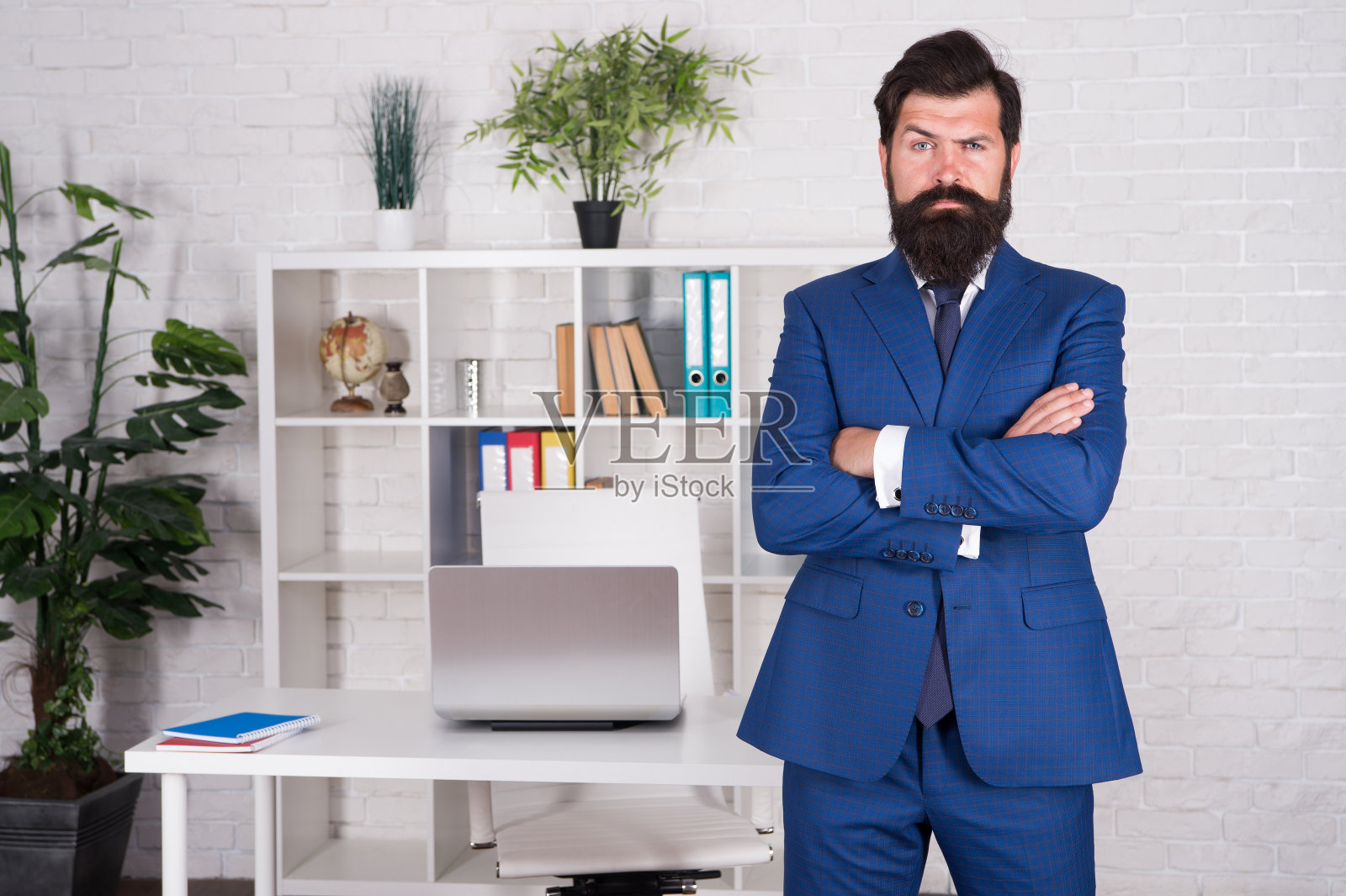 现代商业。商业咨询服务。发展业务。做事业。老板在办公室。男士串珠潮人启动创业项目。公司所有者。首席执行官的概念。办公室职员正装照片摄影图片