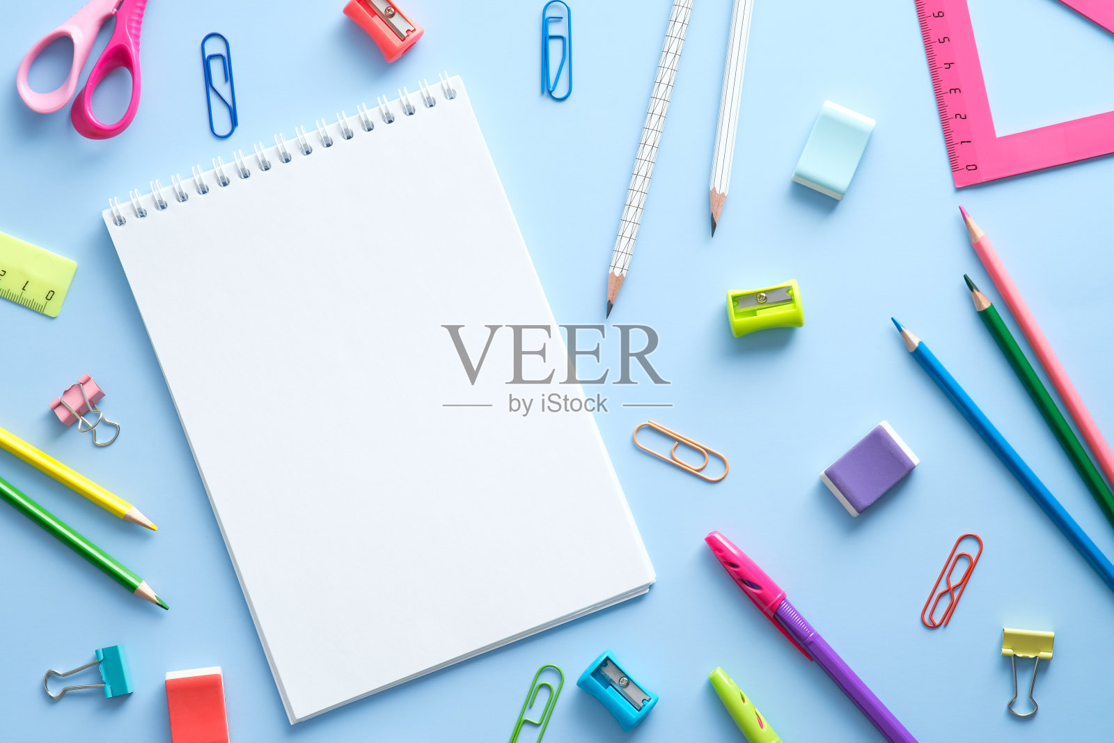 蓝色背景的学校文具和记事本。回到学校的概念。平躺，俯视图，头顶照片摄影图片