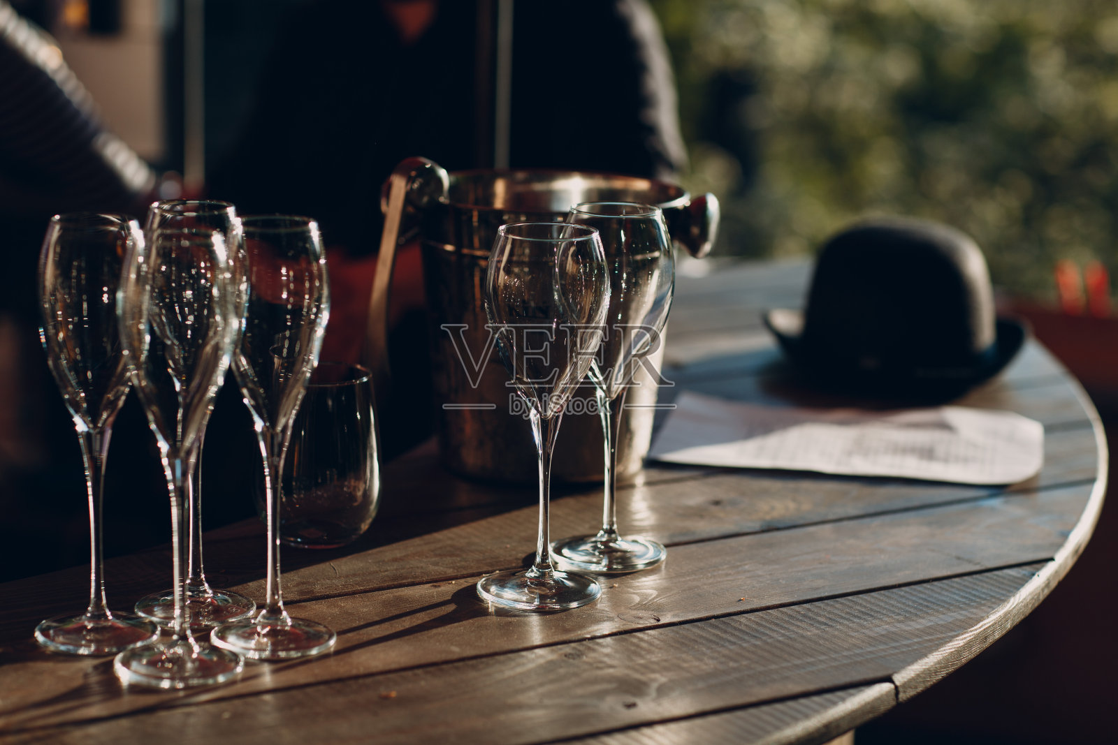 几只漂亮的空酒杯放在桌子上，被阳光刺眼照片摄影图片