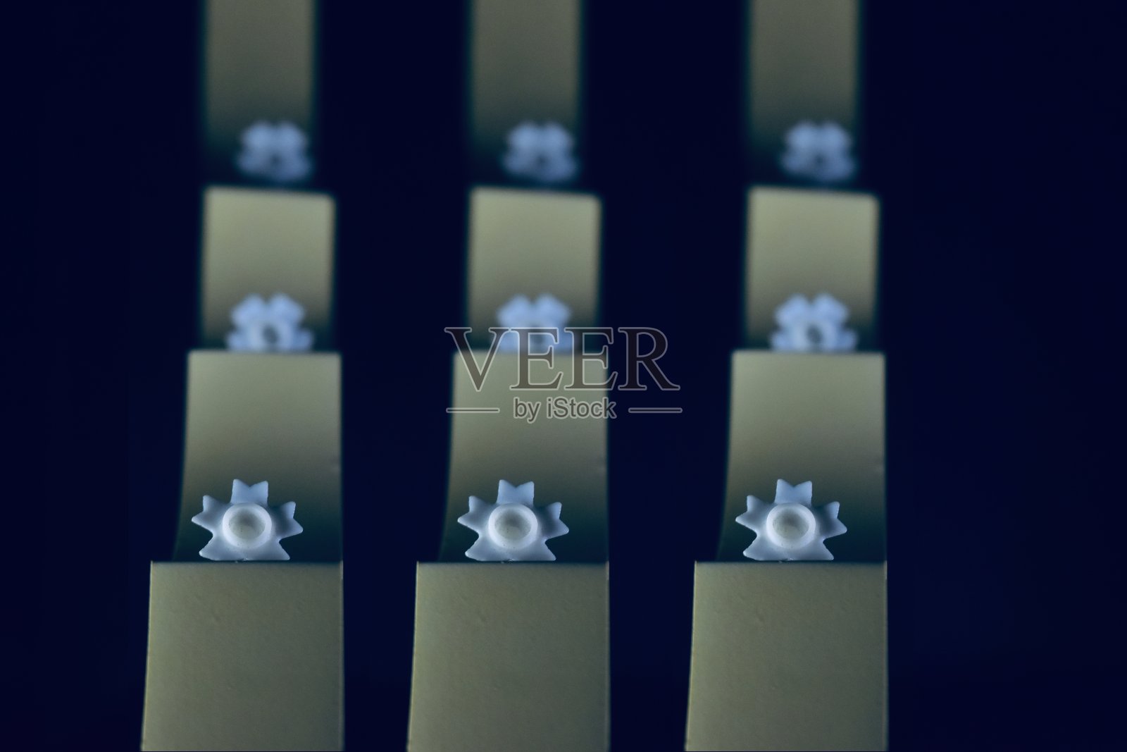 白色塑料物体在纸上独一无二的照片照片摄影图片