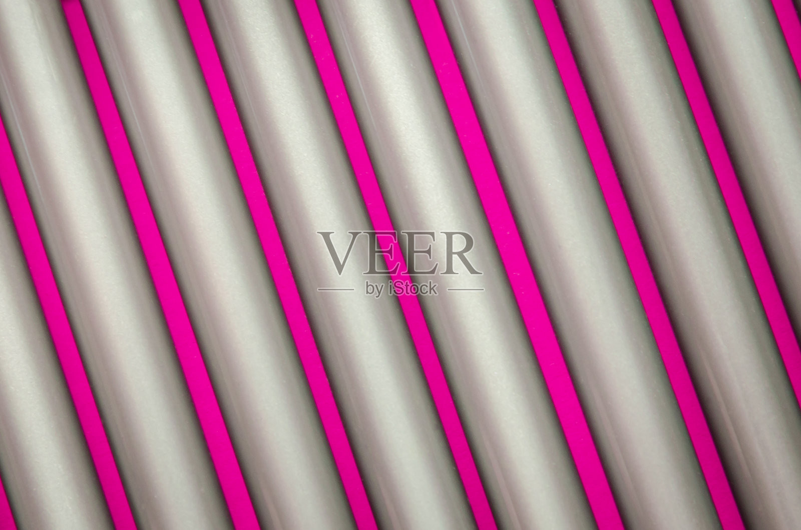 粉色背景上的灰色条纹。简单的平面设计照片摄影图片