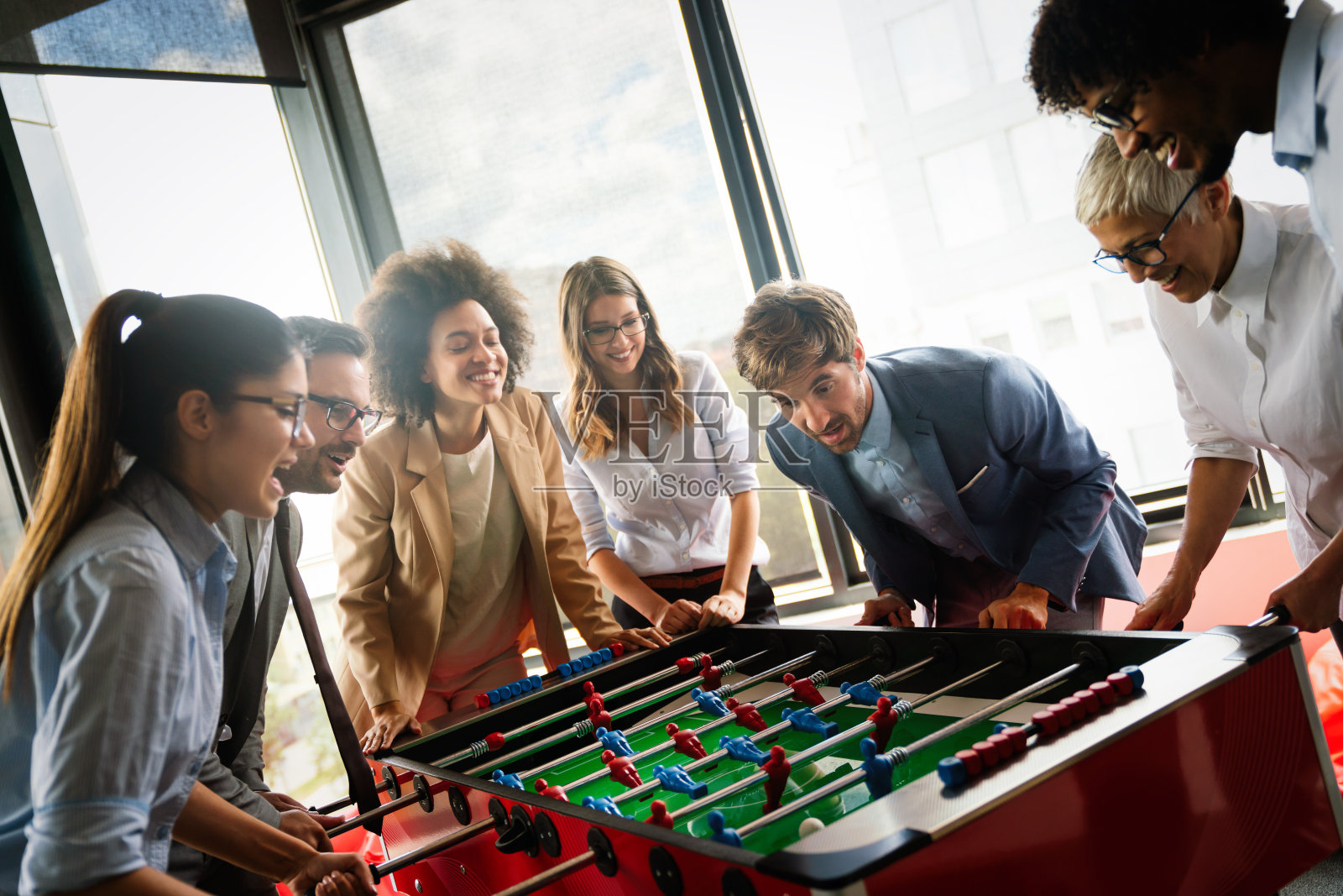 兴奋多样的员工享受有趣的活动在工作休息，创造性友好的员工玩游戏照片摄影图片