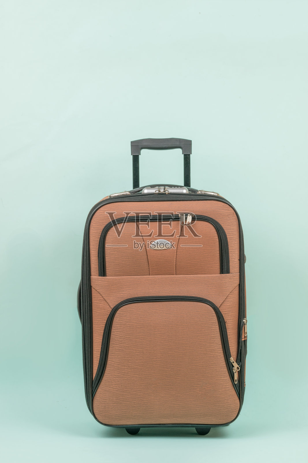 蓝色底色有把手的旅行箱。照片摄影图片