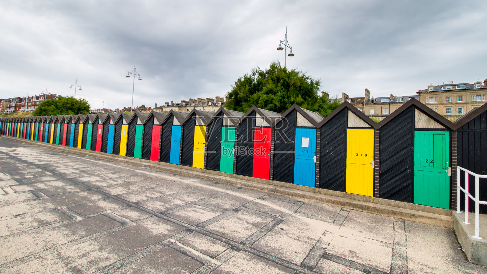 五颜六色的夏日海滩小屋照片摄影图片