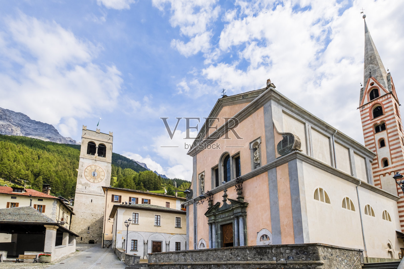Bormio，圣徒Gervasio和Protasio学院(意大利伦巴第)照片摄影图片