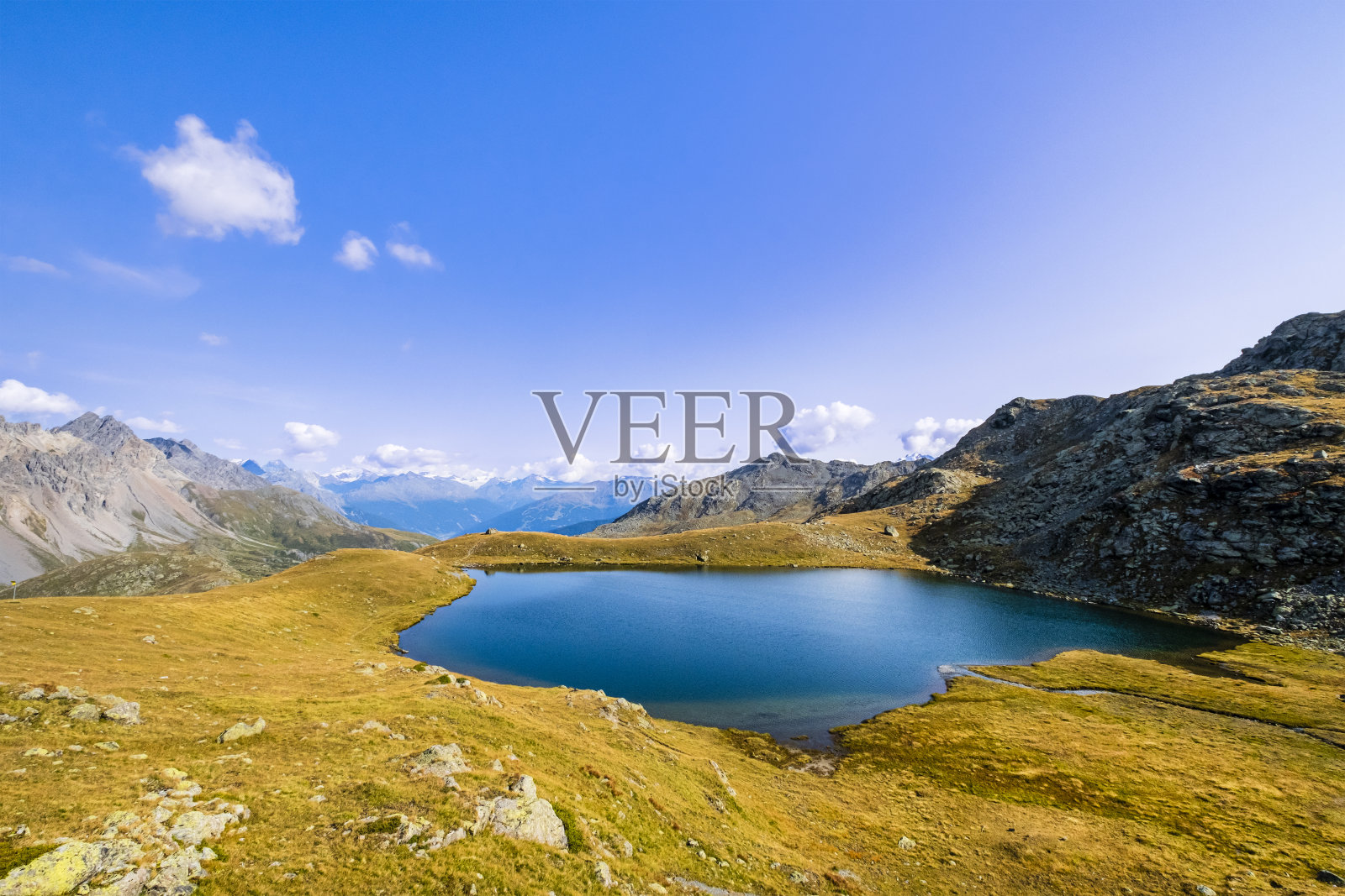 尼禄湖里维尼奥-黑湖(意大利伦巴第)照片摄影图片