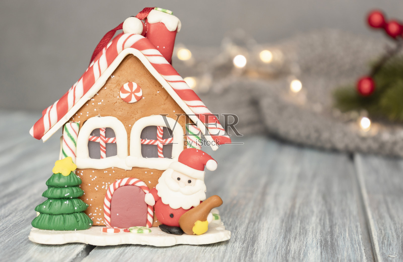 姜饼屋的圣诞桌子上有复印空间照片摄影图片