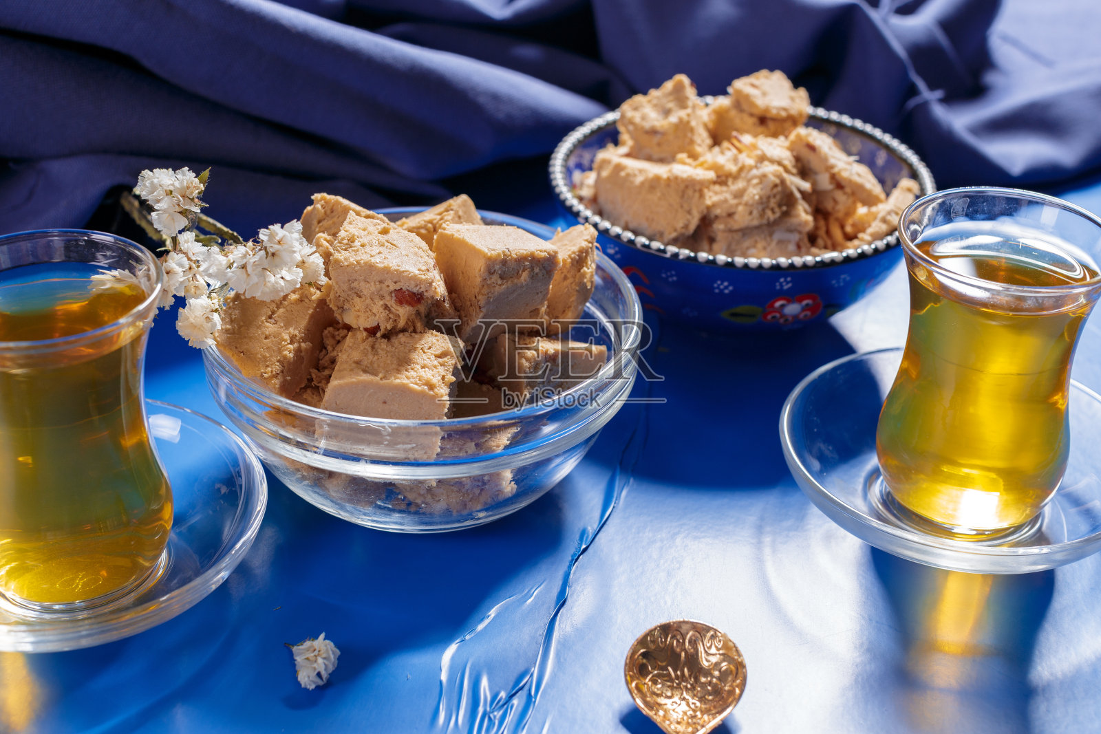 桌上放着美味的哈尔瓦茶照片摄影图片