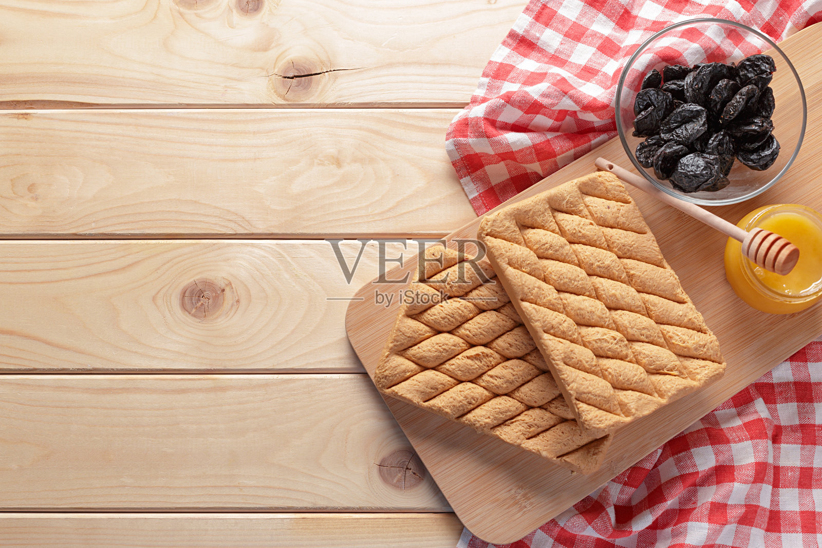 桌上有向日葵。照片摄影图片