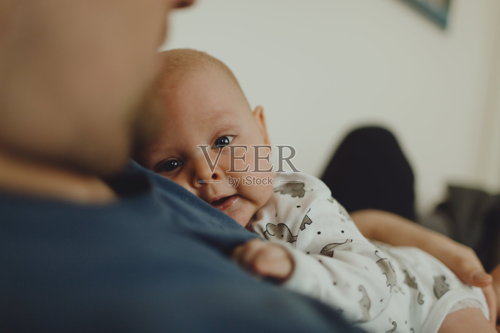 宝宝躺在爸爸的胸前照片摄影图片