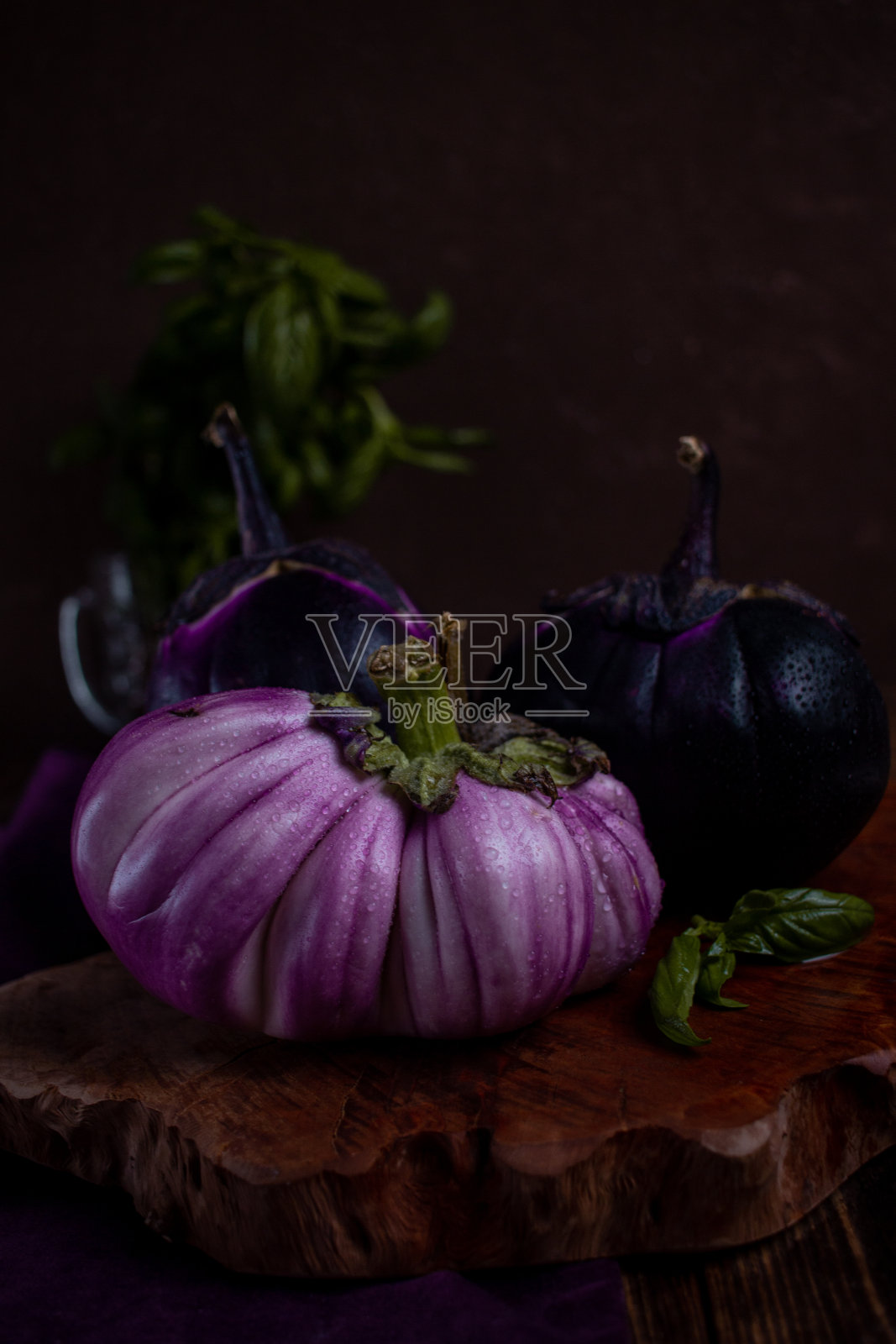 黑暗背景下的蔬菜静物照片摄影图片