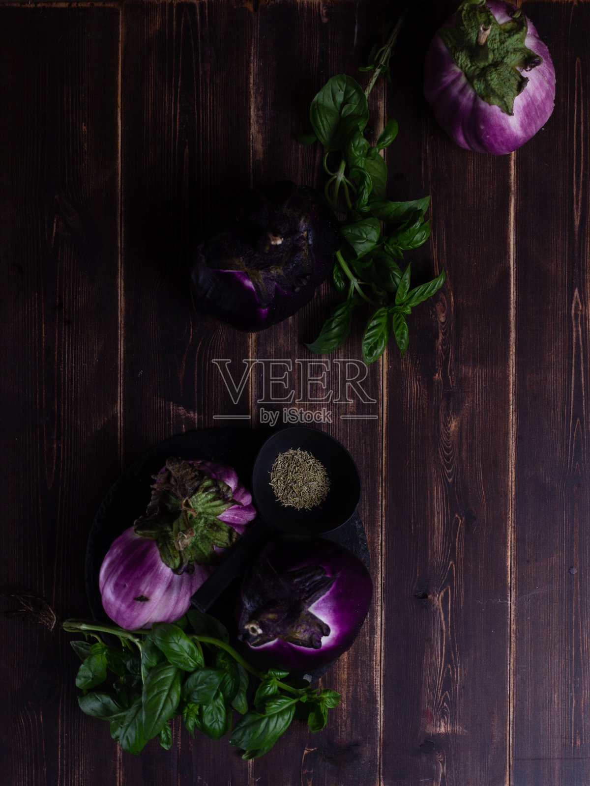 黑暗背景下的蔬菜静物照片摄影图片