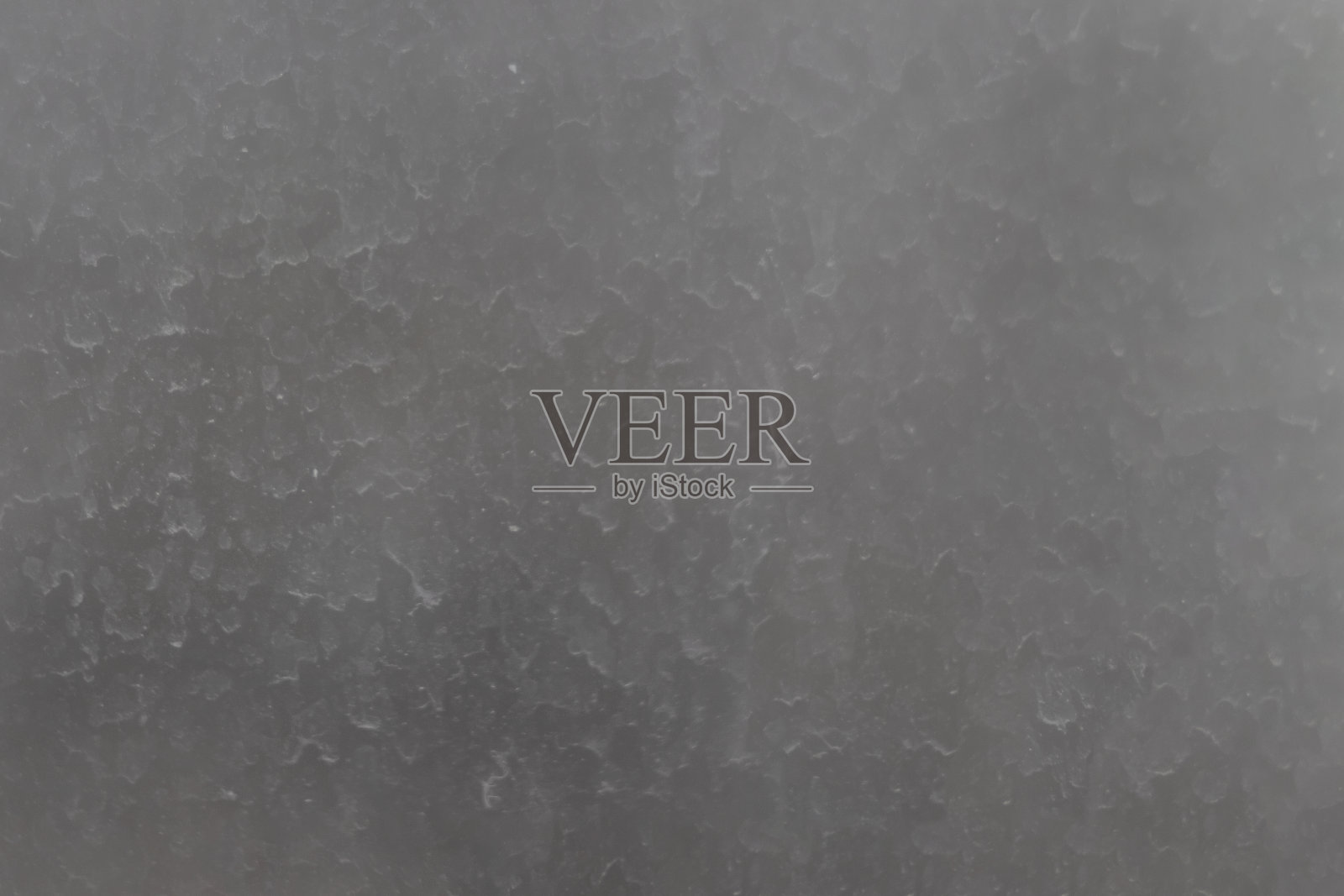 肮脏的窗玻璃表面，布满了沾满灰尘的雨滴痕迹。照片摄影图片