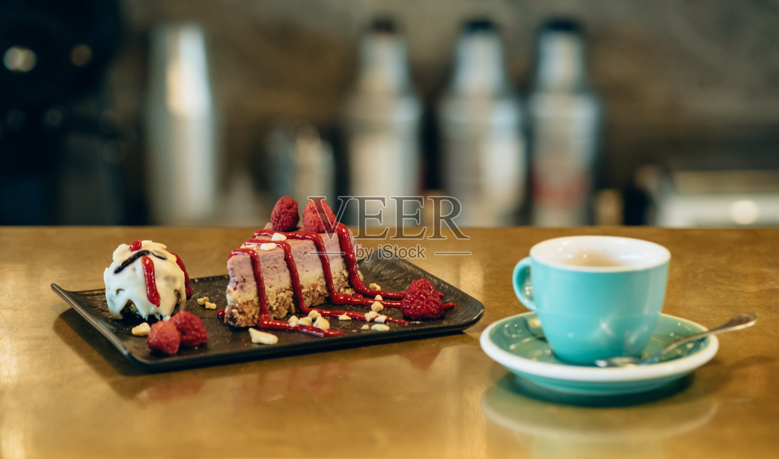 金色吧台上的覆盆子蛋糕和浓缩咖啡照片摄影图片