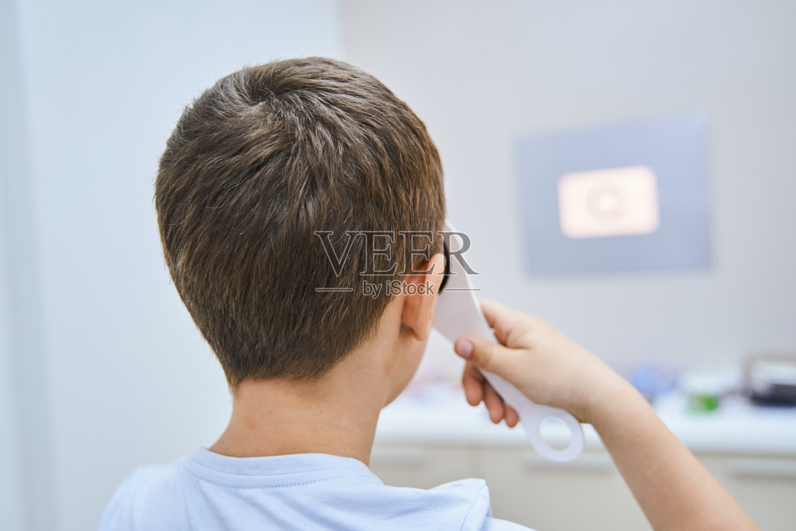 小男孩在现代诊所做眼科检查照片摄影图片