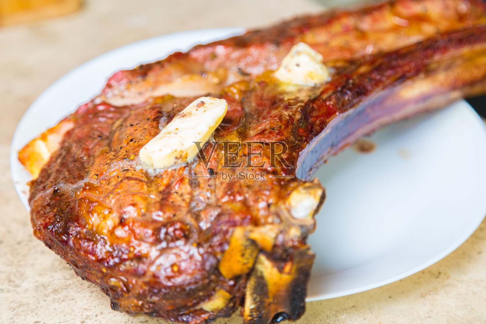 用白盘子盛上香料炒熟的肉。晚餐用烤箱烤的肉，配上一杯红酒。照片摄影图片