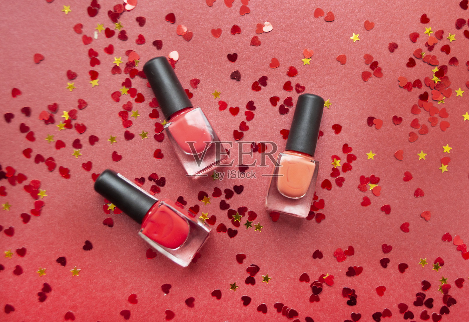 暗红色背景的指甲油。照片摄影图片