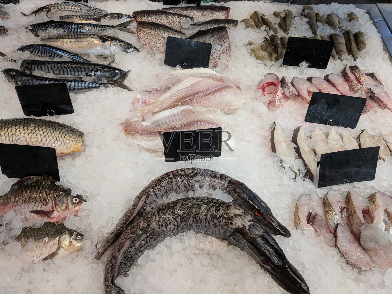 新鲜的鱼放在柜台上，放在冰上照片摄影图片