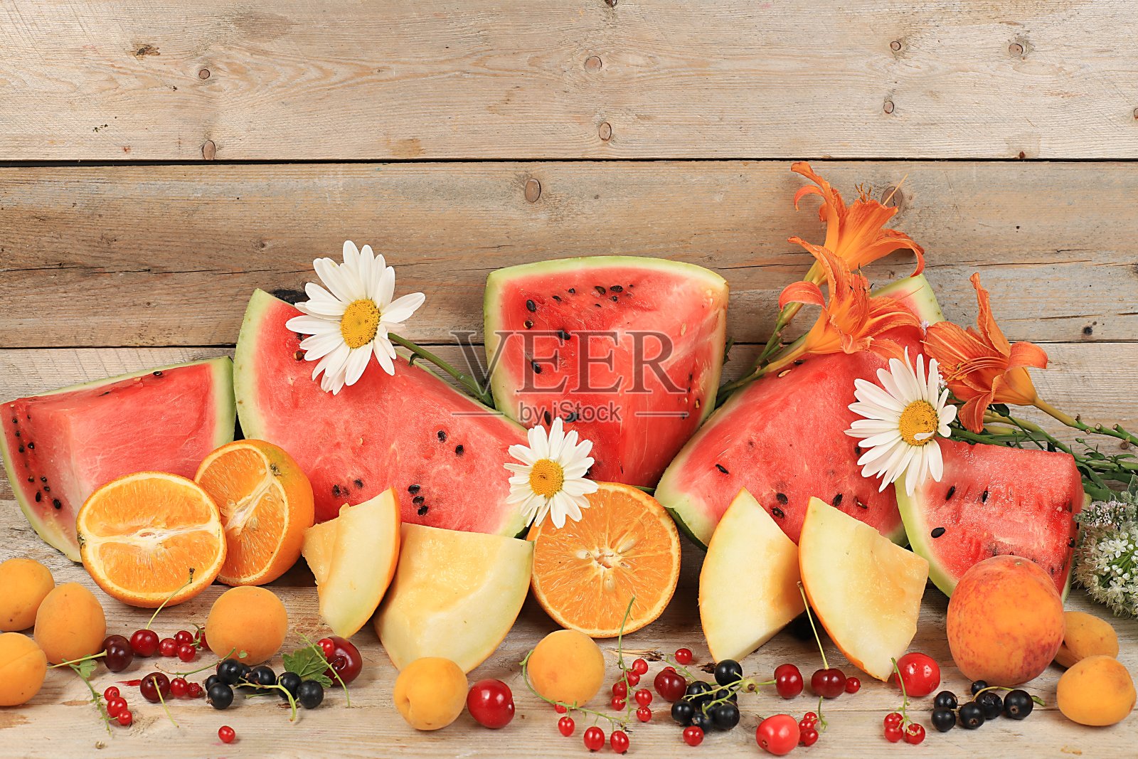 新鲜的热带水果和浆果放在阳光明媚的餐桌上，天然健康的营养理念，维生素和抗氧化剂的来源照片摄影图片