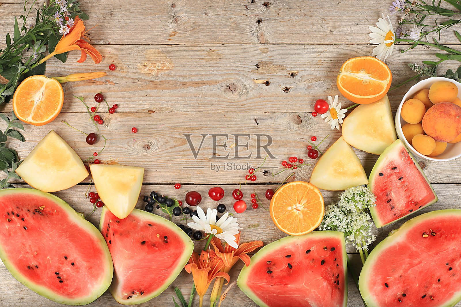 新鲜的热带水果和浆果放在阳光明媚的餐桌上，天然健康的营养理念，维生素和抗氧化剂的来源照片摄影图片