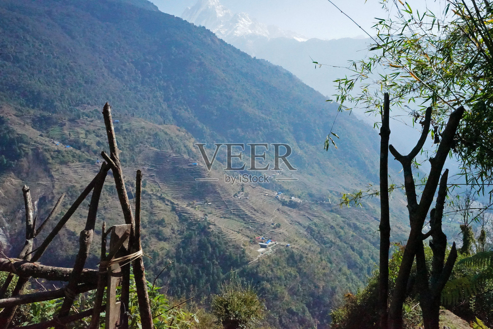 青山丛中天然溪流照片摄影图片