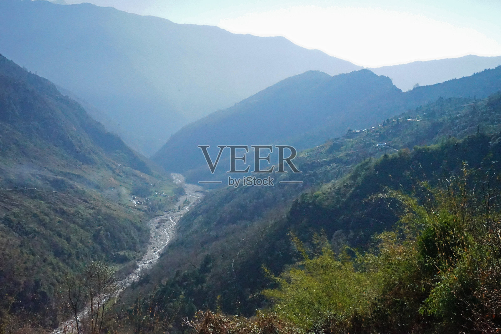 青山丛中天然溪流照片摄影图片