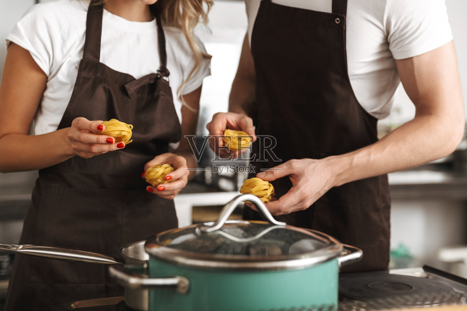 一对穿着围裙的厨师夫妇的特写照片摄影图片