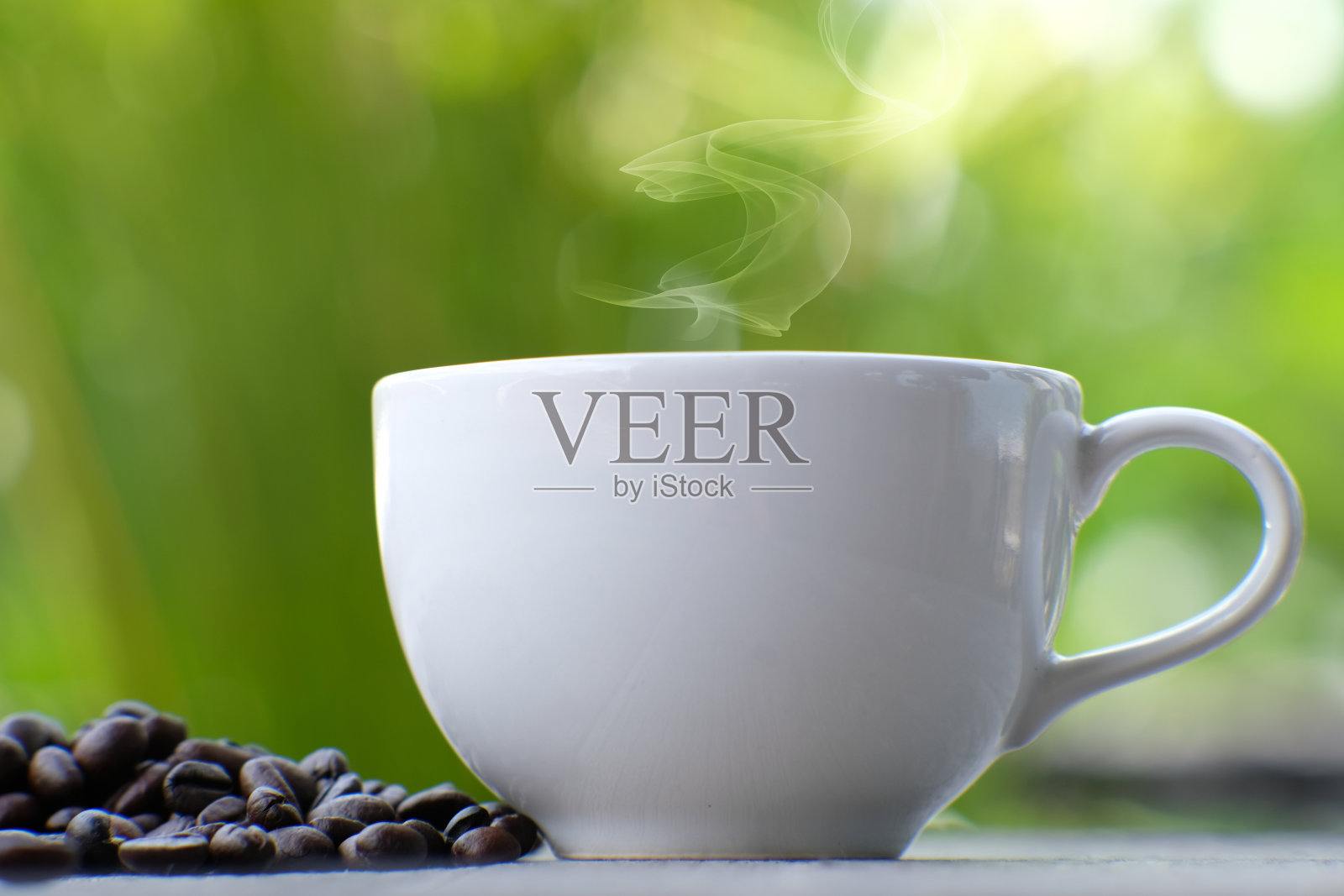 桌上有咖啡杯，早上喝美式咖啡，发短信的地方，热卡布奇诺照片摄影图片