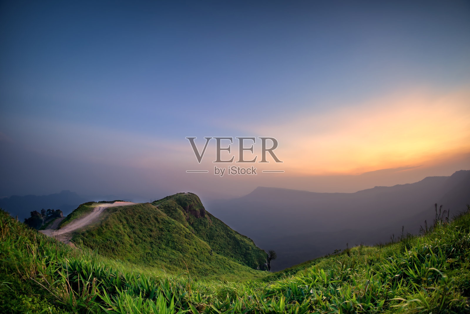 美丽的晴天是在山景。照片摄影图片