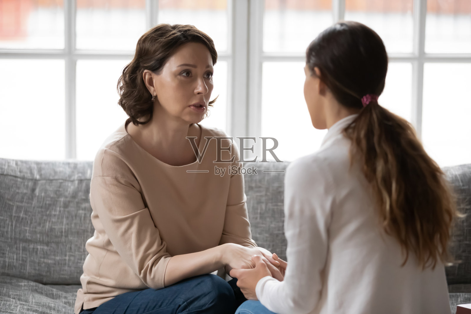 成年女儿安慰不开心的老母亲照片摄影图片