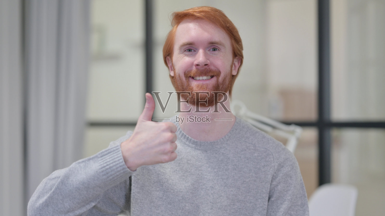 小胡子红发男子竖起大拇指照片摄影图片