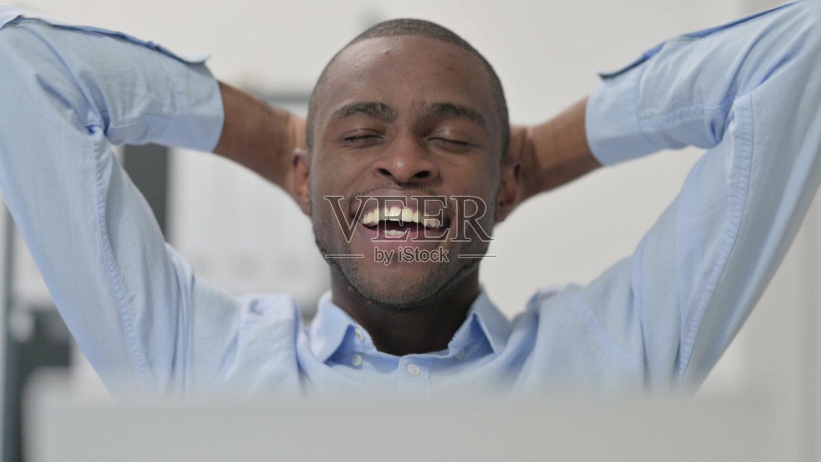 自信的非洲人在工作中放松的特写照片摄影图片