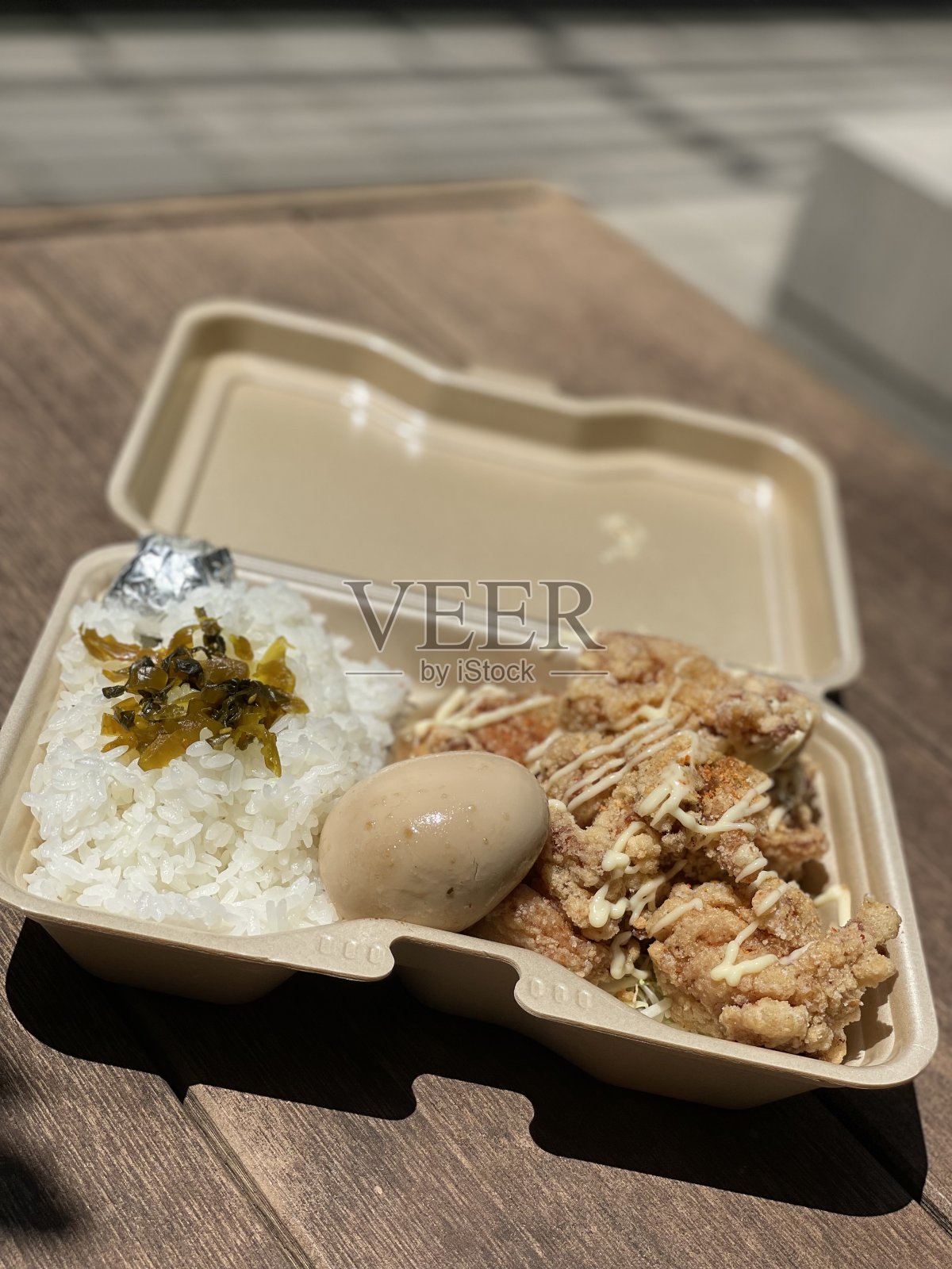 日式炸鸡便当配煮蛋照片摄影图片