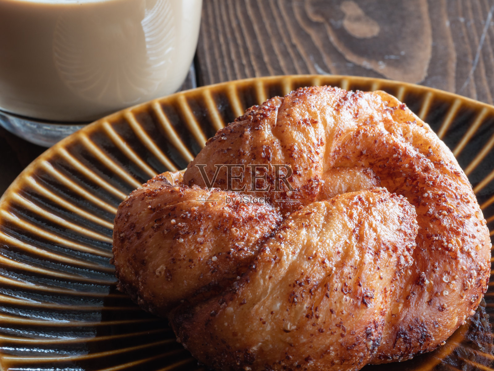 油炸甜甜圈和拿铁。照片摄影图片