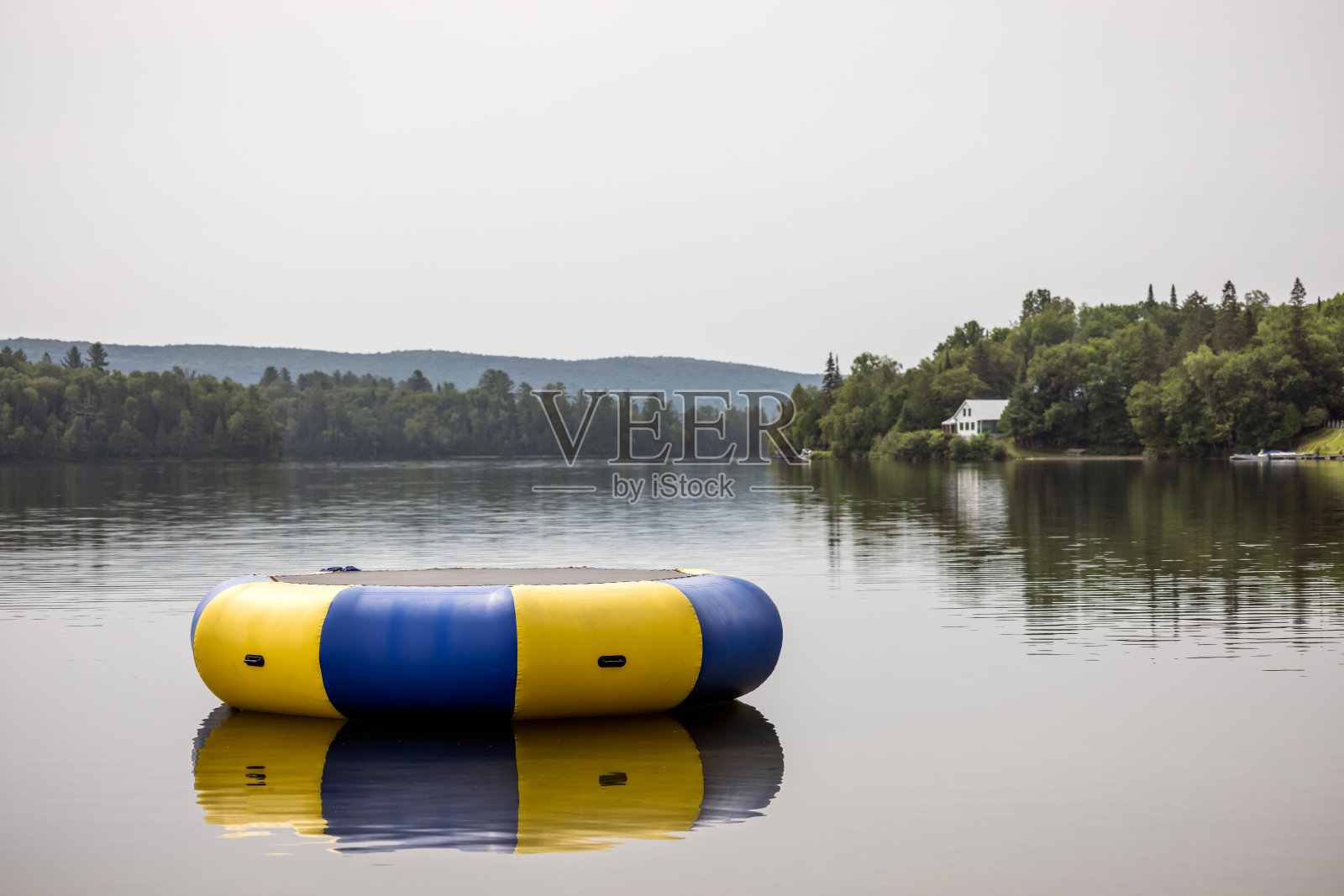 夏季水上浮动蹦床照片摄影图片