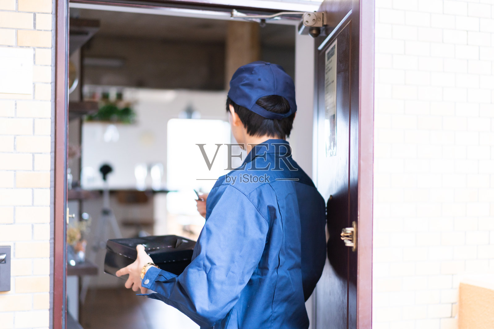 男送货员正在送一个箱子照片摄影图片