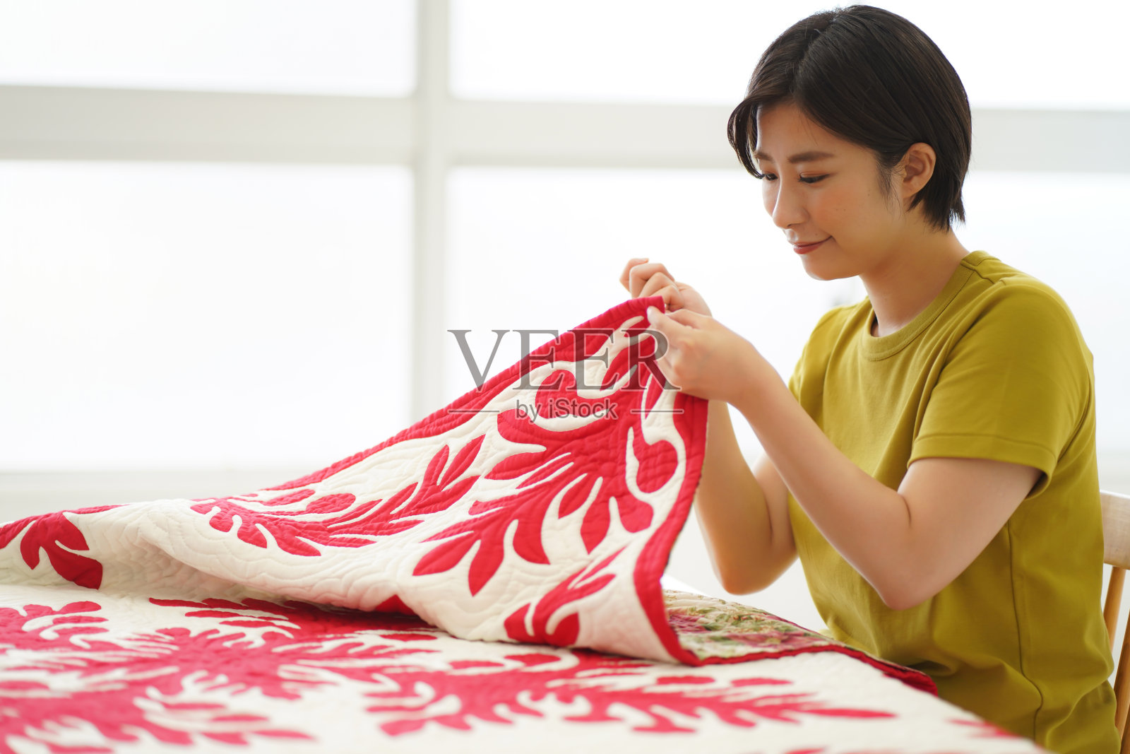 一个正在做夏威夷被子的女人照片摄影图片