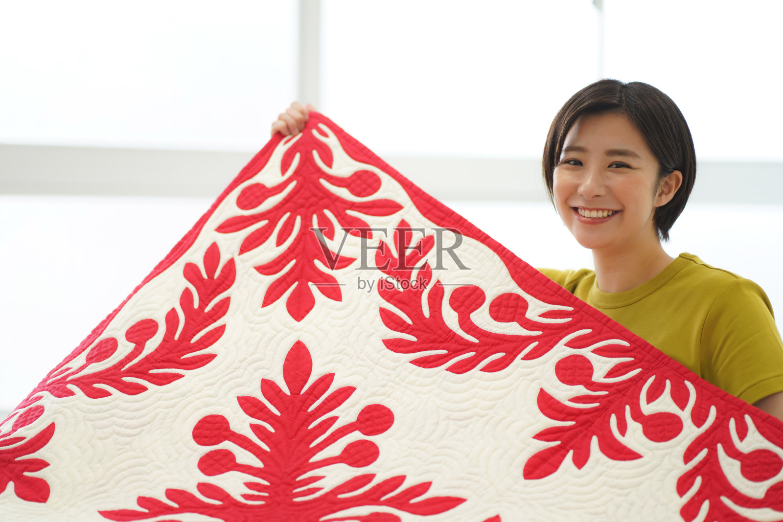 一个正在做夏威夷被子的女人照片摄影图片