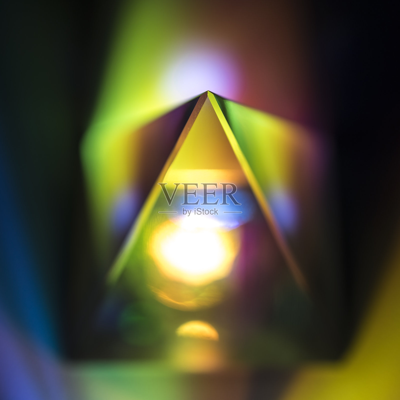 晶体光学金字塔与颜色照片摄影图片