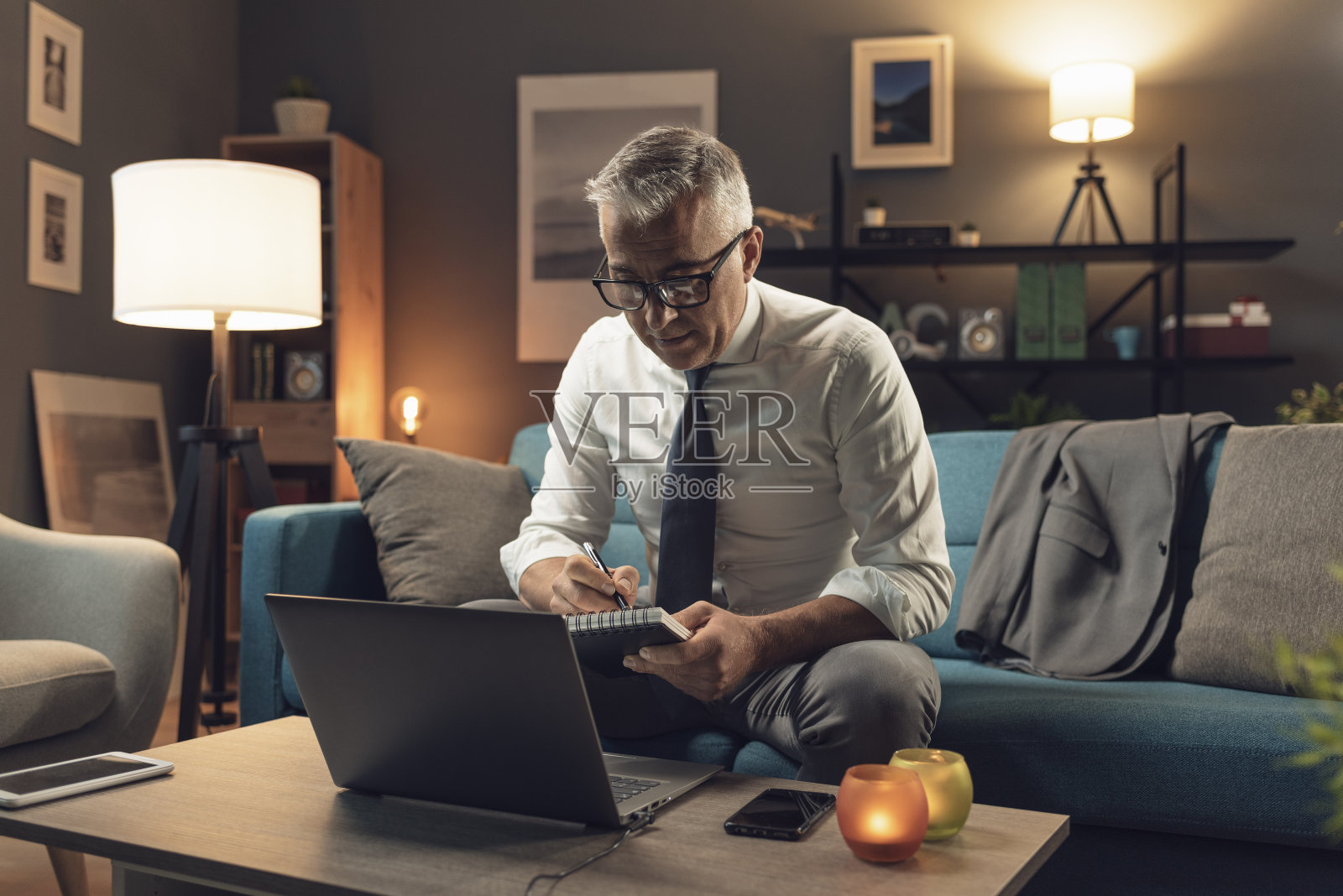 晚上在家工作的商人照片摄影图片