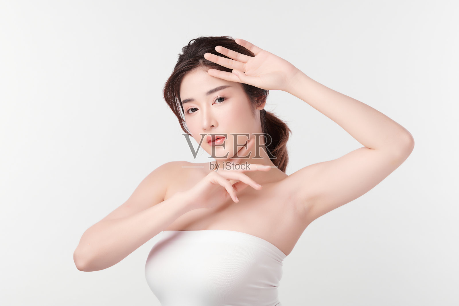 美丽的年轻亚洲女人与干净的新鲜的皮肤在白色的背景，面部护理，面部治疗，美容，美容和水疗，亚洲妇女肖像。照片摄影图片