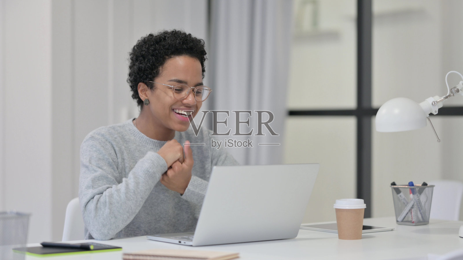 非洲妇女用笔记本电脑在线视频聊天照片摄影图片