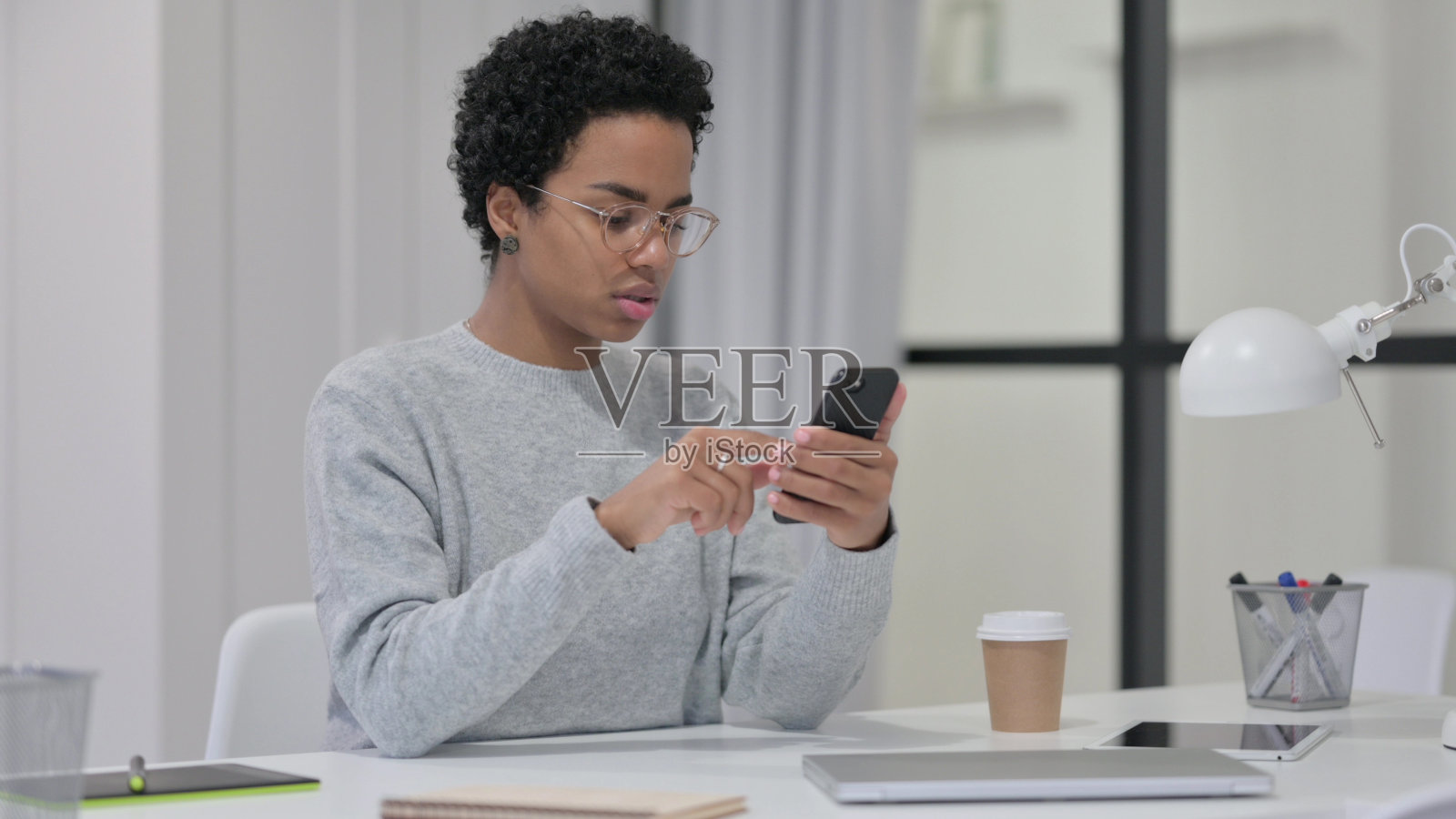 非洲女性在工作中使用智能手机照片摄影图片