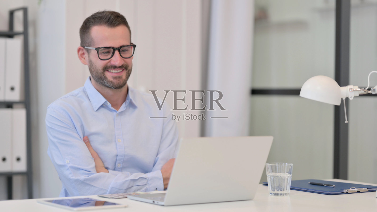 中年男子在笔记本电脑上视频聊天照片摄影图片