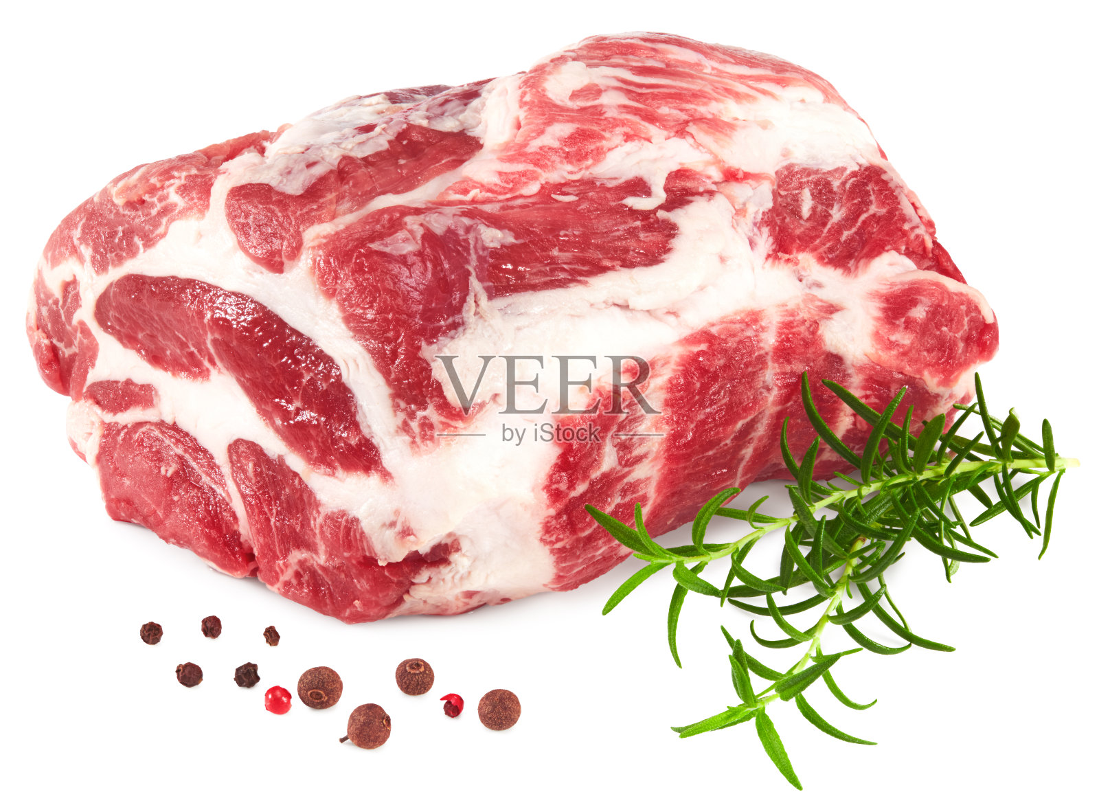 生猪肉与迷迭香，胡椒分离在白色背景。剪辑路径和全景深照片摄影图片