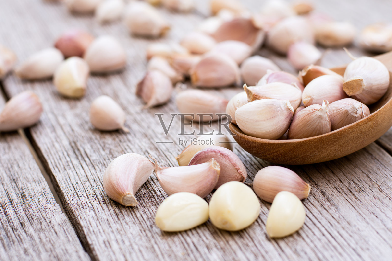 蒜头和蒜瓣孤立地放在旧木桌上照片摄影图片