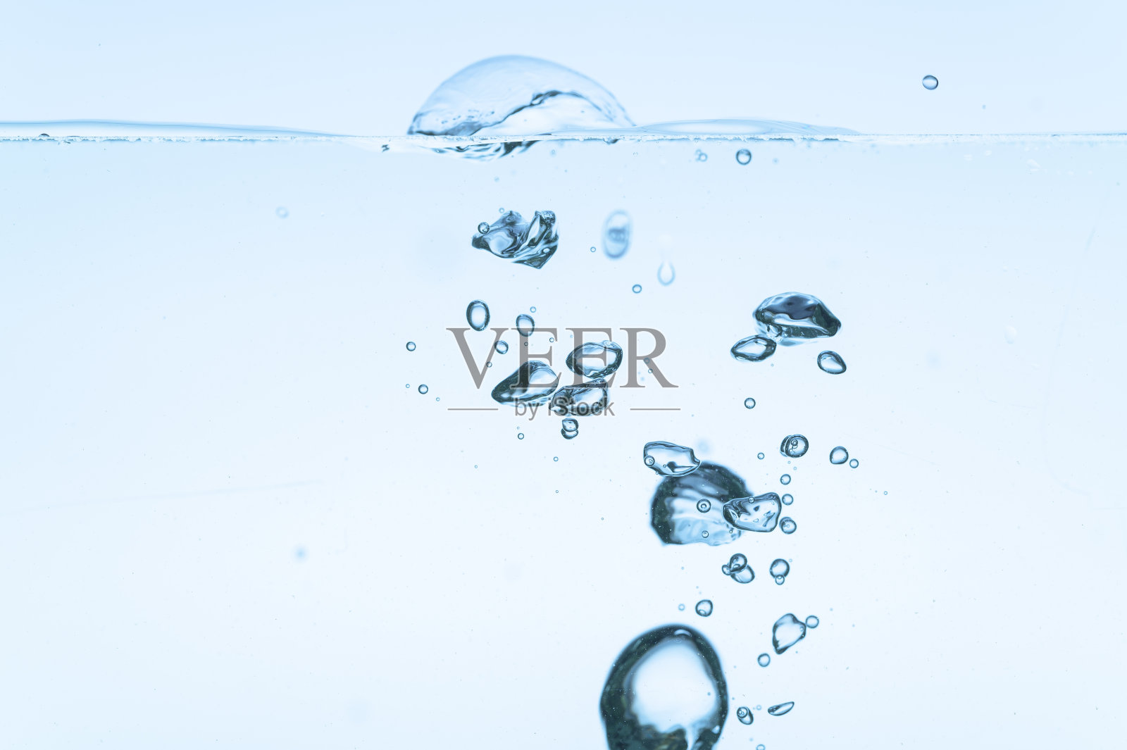 气泡在蓝色的水白色的背景照片摄影图片